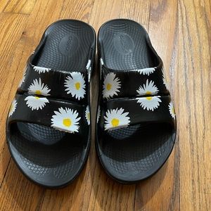Oofos size 9 women’s sandals
